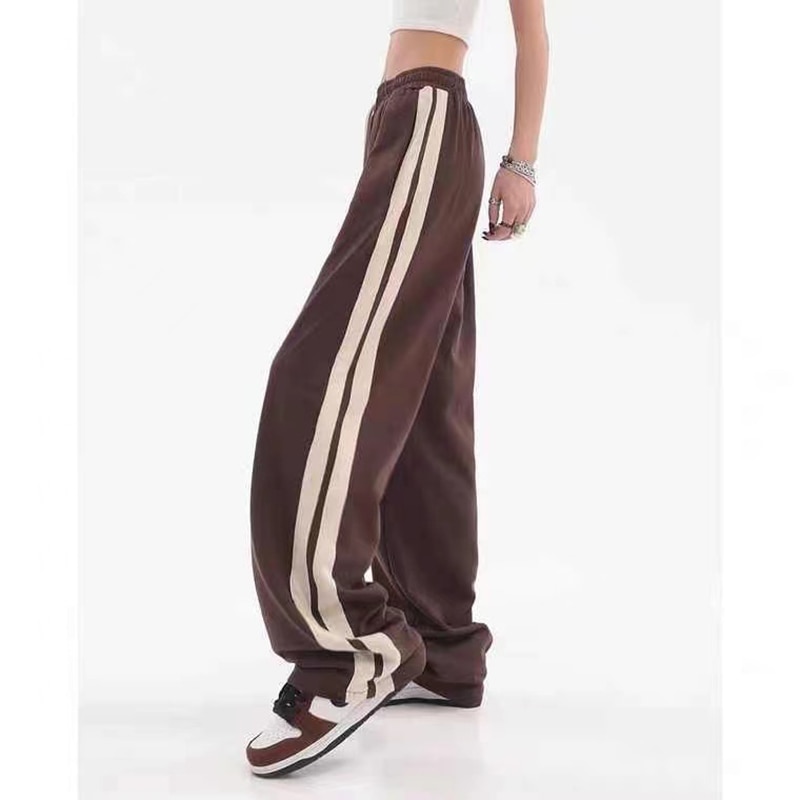 Retro punk style female neutral sports pants on the street relaxed and casual sports pants leisure pants and Y2K relaxed wide-leg pants